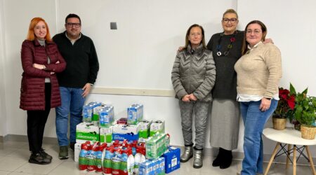 PP de Vila-real lliura la llet arreplegada en la campanya solidària ‘María José Valtueña’