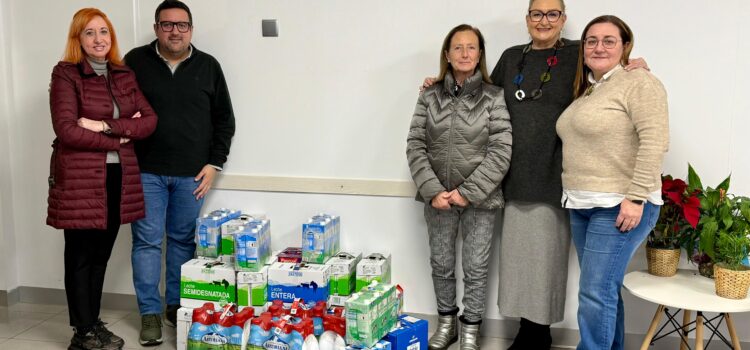 PP de Vila-real lliura la llet arreplegada en la campanya solidària ‘María José Valtueña’