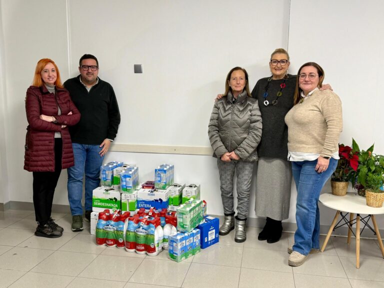 PP de Vila-real lliura la llet arreplegada en la campanya solidària ‘María José Valtueña’