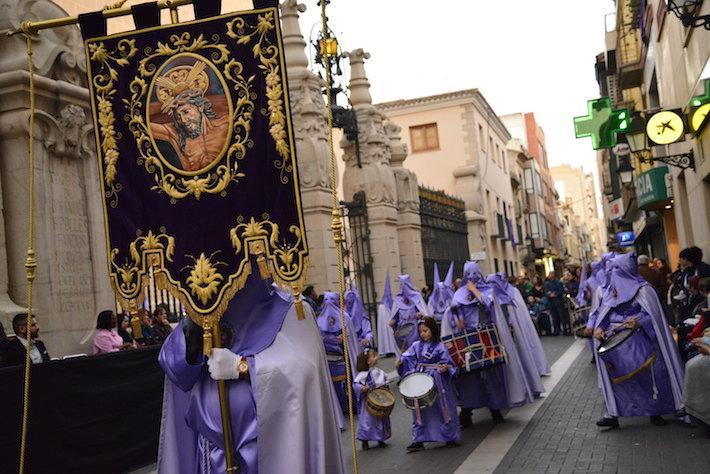 Les confraries i germandats de Setmana Santa realitzen la desfilada processional de Dimecres Sant