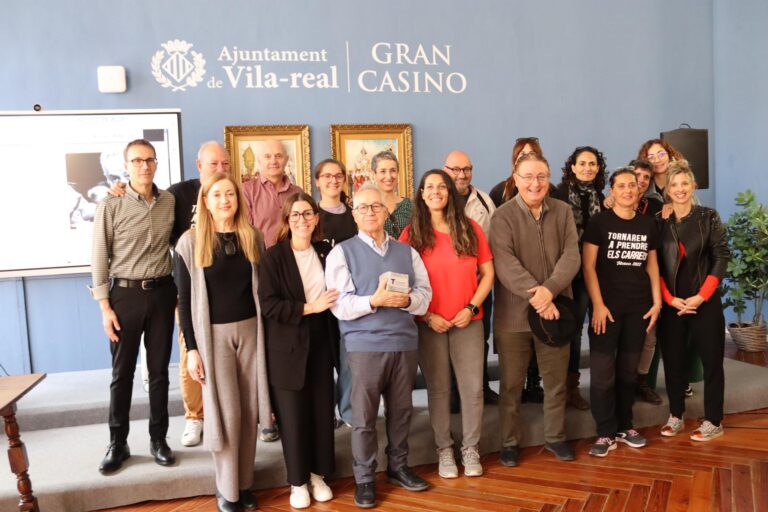 Joan Font, fundador de Comediants, rep el XII Premi Ramon Batalla en el FITCarrer