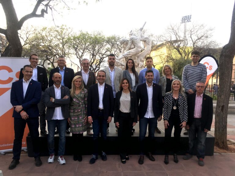Cs es presenta amb un equip de professionals "que ix a competir enfront de rivals ja esgotats abans de jugar el partit"