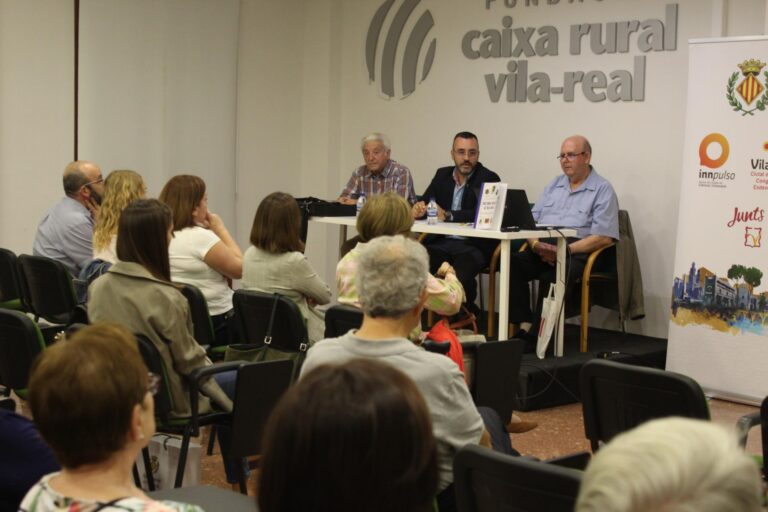 Santiago Carracedo presenta el seu llibre ‘Història postal de Vila-real’