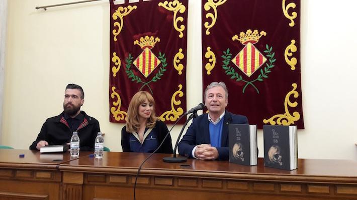 La il·lustradora Paula Bonet i l’escritor Aitor Saraiba presenten el libre 'Por el olvido’