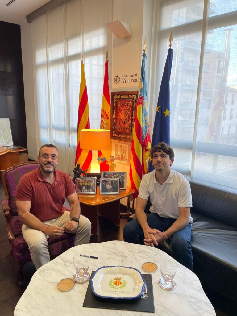 L’alcalde de Vila-real rep oficialment a Manuel Flores Serrano com a nou president dels Lluïsos