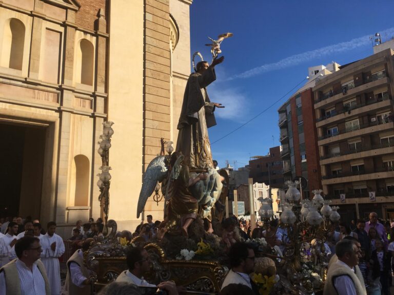 Els vila-realencs prenen els carrers per a admirar i lloar la nova imatge de sant Pasqual en el dia de la Processó