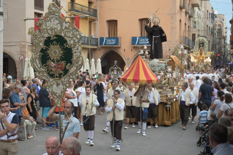 La Mare de Déu de Gràcia recorre els carrers de la ciutat amb sant Pasqual en una solemne processó