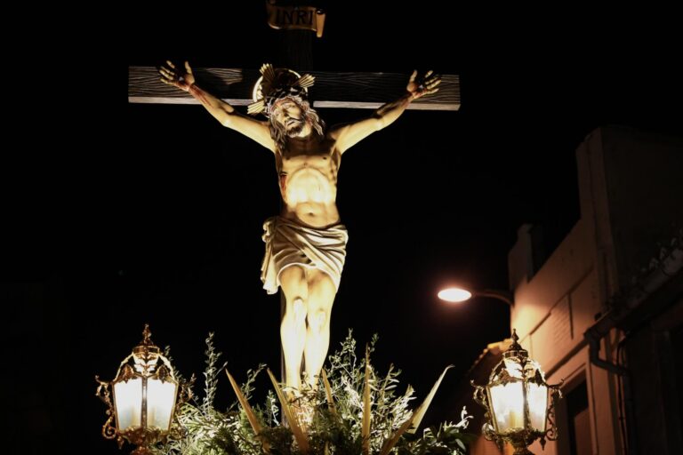 Vigília Pasqual a l’Arxiprestal en les hores prèvies a la fi de la Passió de Vila-real