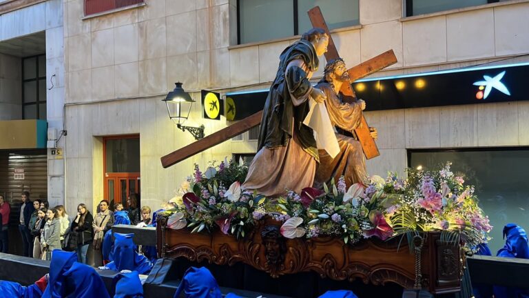 Les confraries i germandats realitzen la desfilada processional de Dimecres Sant
