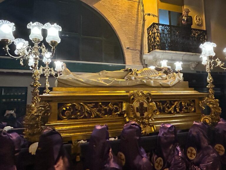 Centenars de confrares mostren la seua passió en la processó del Sant Enterrament