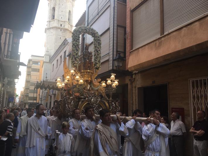 La Mare de Déu de Gràcia i sant Pasqual es troben i desfilen juntes pels carrers de la ciutat