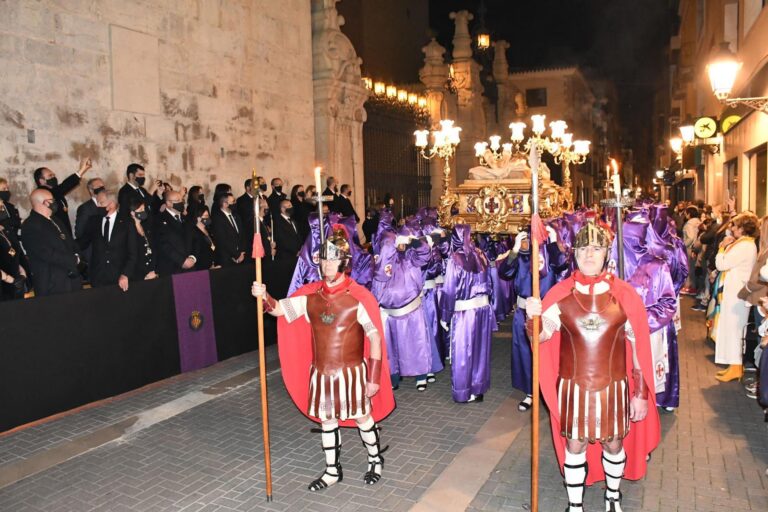 Més de 1.800 confrares mostren el seu fervor i la seva passió en la processó del Sant Enterrament de Vila-real