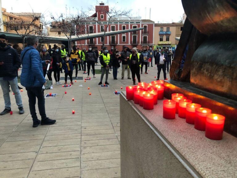 Hostaleria, comerç, centres esportius i llauradors s’uneixen i omplin de ciris la plaça Major