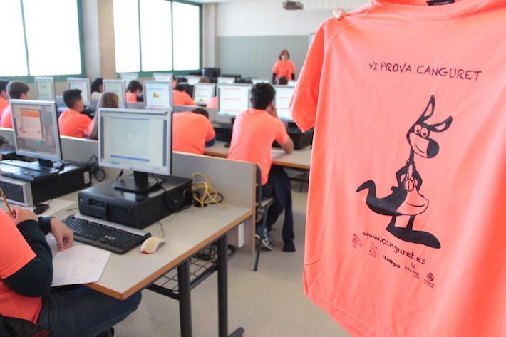 Mañas visita als alumnes de l'IES Broch i Llop mentre disputen les proves matemàtiques Canguret