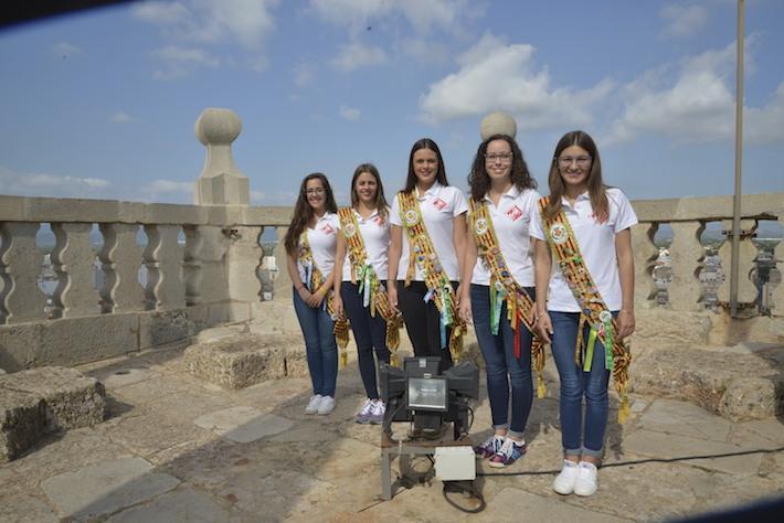 La reina, les dames i el regidor de Festes pugen al campanar de l’Arxiprestal 