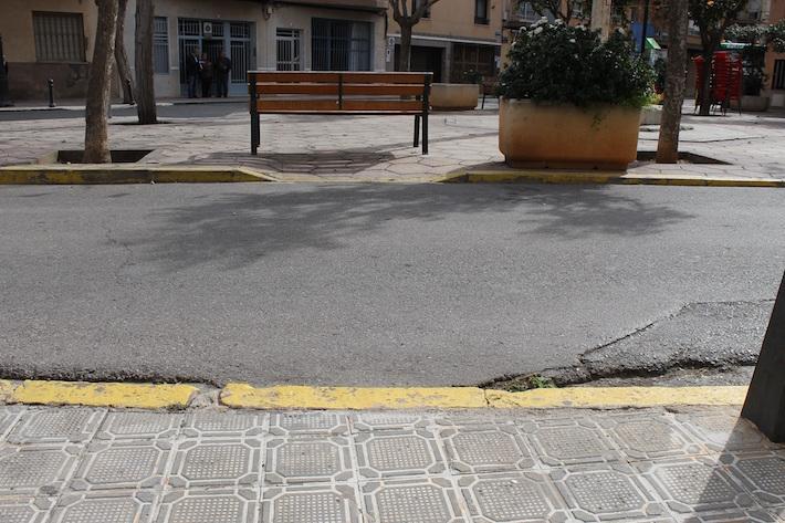 Serveis Públics adequa els passos per a persones en mobilitat reduïda en la zona de la plaça de la Creu d'Aliaga