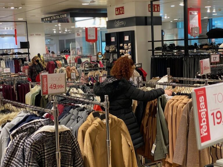 El bon clima obliga als comerços de Vila-real a vendre abrics a preus de rebaixa