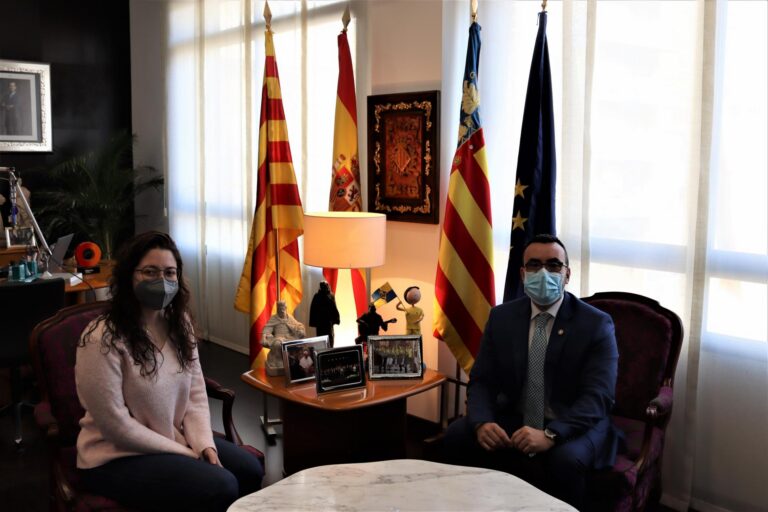 L’alcalde dona l’enhorabona a Cristina Pesudo, nova presidenta del Rosari