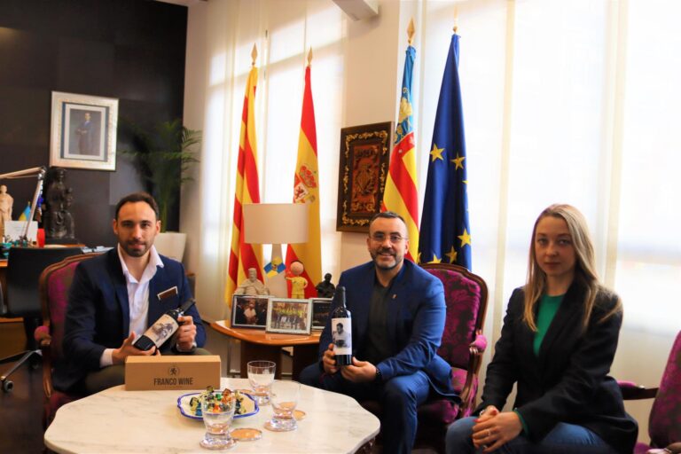 Benlloch busca “activar la marca Vila-real” per el món amb la creació d’un club d’ambaixadors de la ciutat