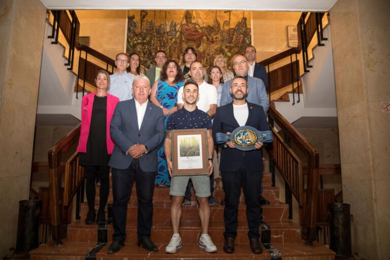 El boxejador Jairo Noriega és rebut a l’ajuntament per la corporació municipal