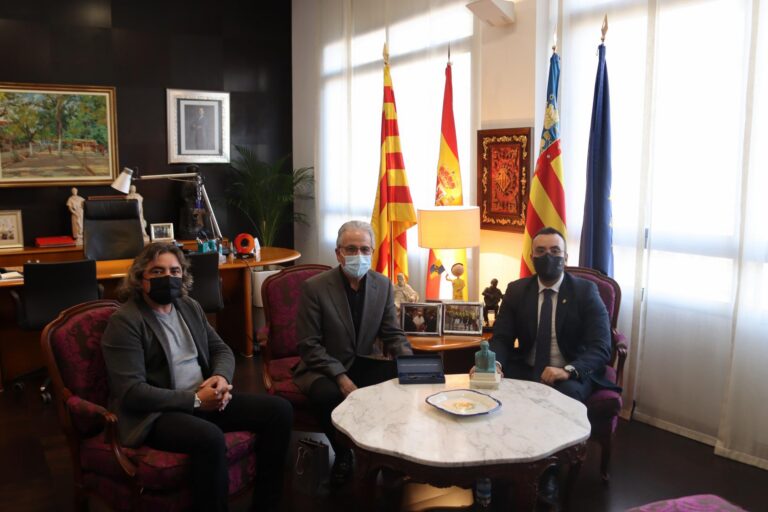 Benlloch rep a Joaquín Nebot, director del Conservatori Mestre Goterris durant 35 anys