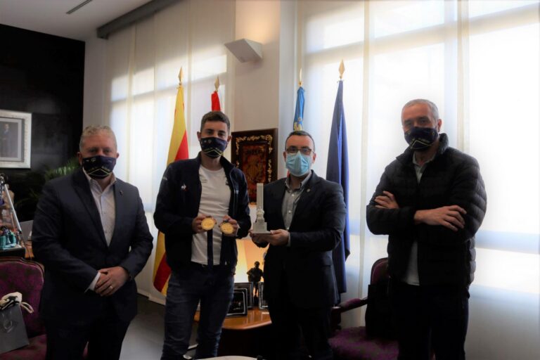 Sebastián Mora és rebut a l’Ajuntament després de guanyar el campionat europeu de Bulgària 