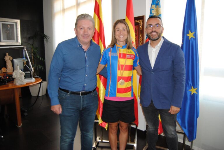 Benlloch y Serralvo reben a la ciclista Aida Beteta, campiona autonòmica de BTT