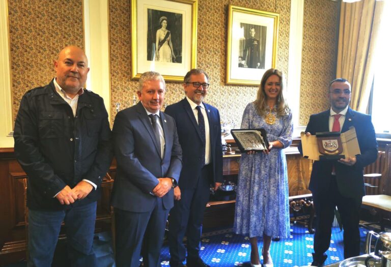 Benlloch visita a l’alcaldessa de Belfast i agraeix la seua hospitalitat