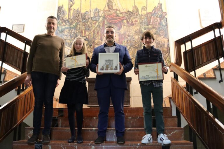 Benlloch rep al xiquets que van col·laborar en el muntatge del betlem de Playmobil