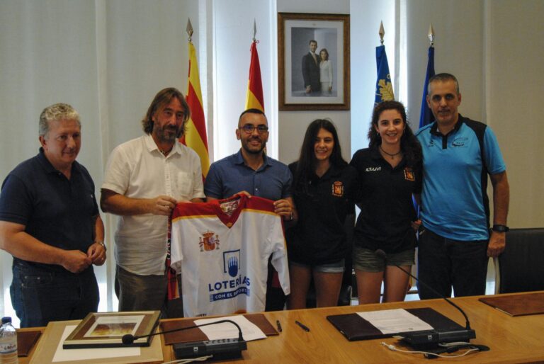 Les campiones del món del Club Patí Arantxa Lluna i Anna Doménech, rebudes a Ca la Vila