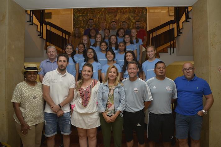 La corporació rep a l’equip femení del club de futbol Amartey Soccer, vingut des d’EEUU