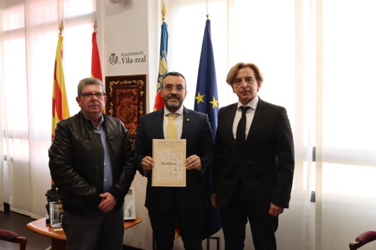 L’alcalde rep la partitura de l’himne del 750é aniversari de la fundació de Vila-real