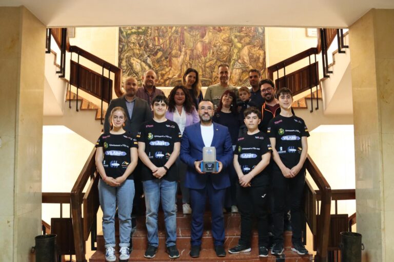 Vila-real dóna suport als estudiants de l’equip IQ Maker’s que participaran en un concurs de robótica
