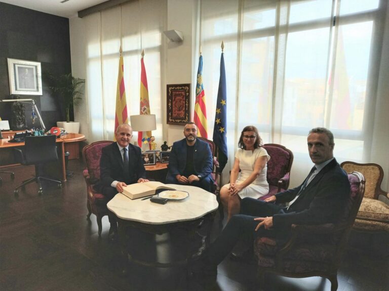 Benlloch rep al rector de la UNED, Ricardo Mairal