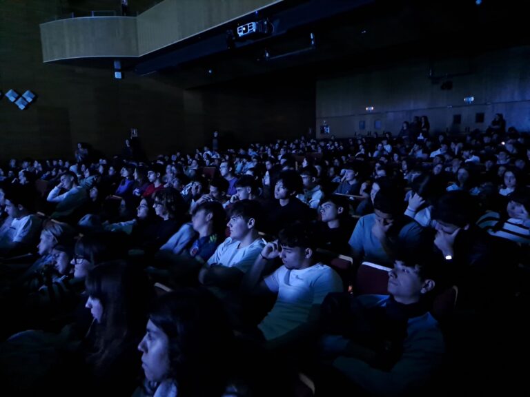 Recital poeticoteatral «Estellés, la nostra veu» encisa més de 300 estudiants