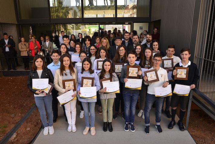 Vint-i-un alumnes de diversos centres de la ciutat són reconeguts pel seu rendiment acadèmic en el curs passat