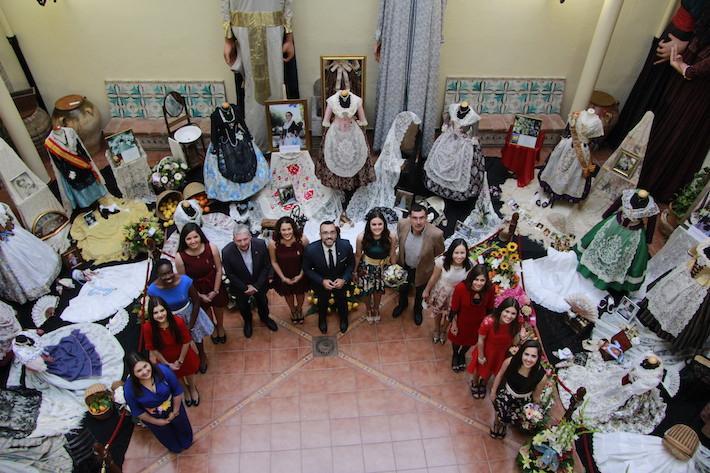 La Reina, Verónica Fortuño, i la Cort d’Honor inauguren el manifest a la Casa dels Mundina