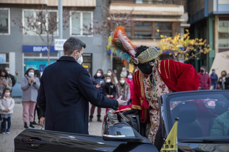Portals, finestres i balcons plens per a rebre als Reis Mags en una exitosa desfilada