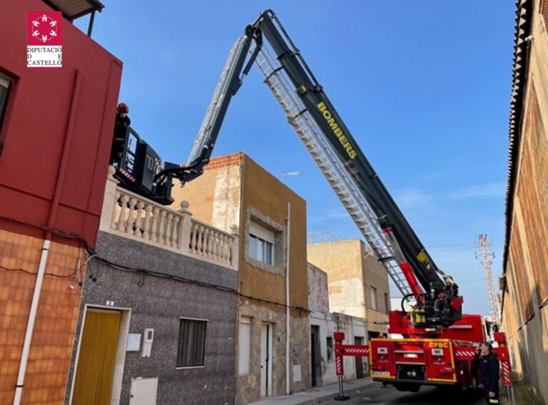 Els bombers es mobilitzen per rescatar a una persona que ha caigut en una teulada en Vila-real