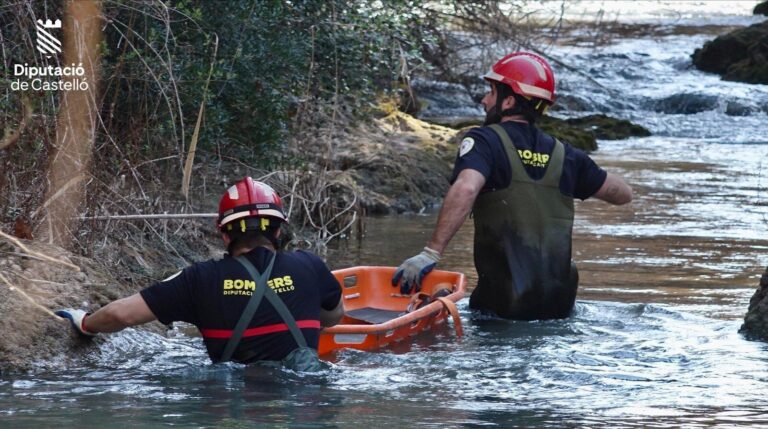 Els bombers treballen en el rescat d’una persona al pas del riu Millars per Vila-real