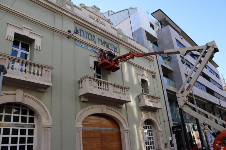 L’Auditori Municipal incorpora el nom oficial ‘Rafael Beltrán Moner’ a la façana de l’edifici