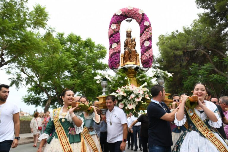 La pluja dóna treva i permet ofrenar a la Mare de Déu de Gràcia i que els veïns l’acompanyen en el retorn 