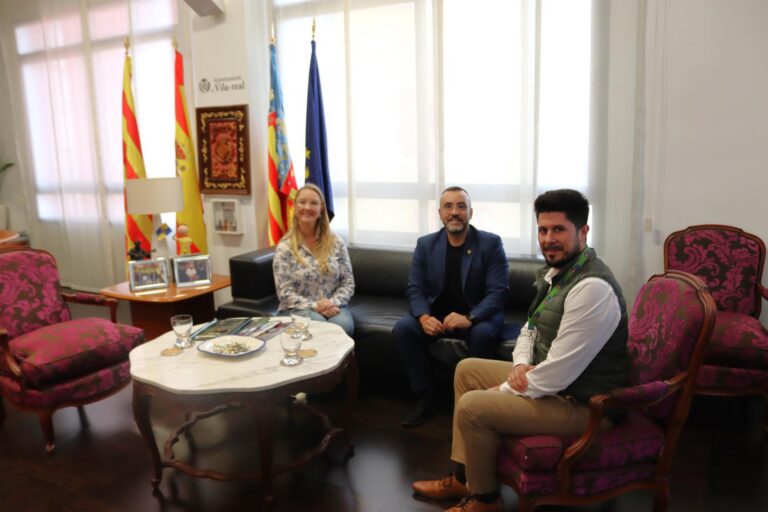 L’alcalde de Vila-real i la vicealcaldessa es reuneixen amb el nou gerent de Carrefour