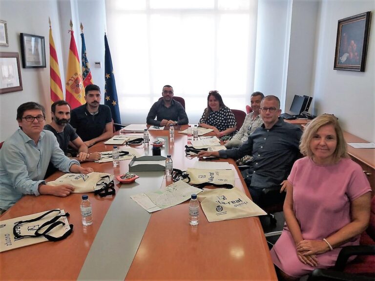 Vila-real signa un conveni amb l’Escola d’Art i Superior de Disseny de València per formar i crear mobiliari urbà efímer