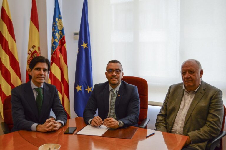 L'alcalde ofereix al CEU instal·lacions esportives municipals per a implantar el Grau de Ciències de l'Esport