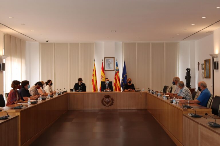 La reunió entre agricultors i alcaldes de la Plana conjumina esforços contra el cotonet