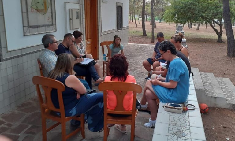 La coordinadora d'AMPA es reuneix amb la nova regidora d'Educació per a traslladar-li les seues necessitats