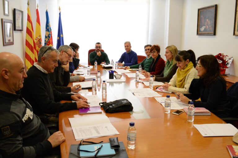 Benlloch trasllada als directors dels centres docents les millores en el contracte de neteja de les escoles públiques