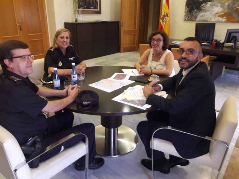 L’alcalde posa sobre la taula quatre possibles ubicacions per a traslladar la comissaria davant la Policia Nacional