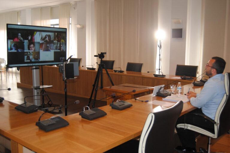 Benlloch es reuneix telemàticament amb els centres d’educació infantil per conèixer les seues inquietuds